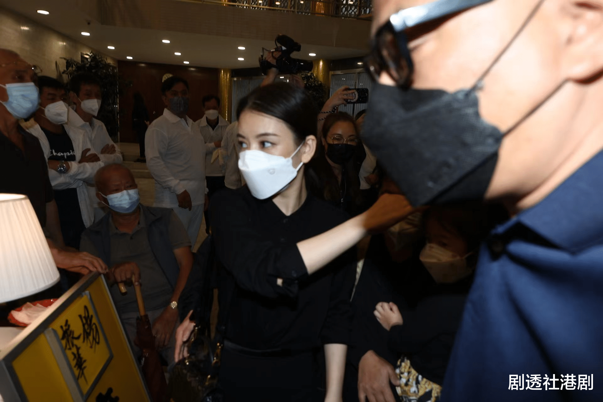 郭富城|郭富城经理人父亲上月离世享寿百龄，天王携太太女儿致哀场面混乱