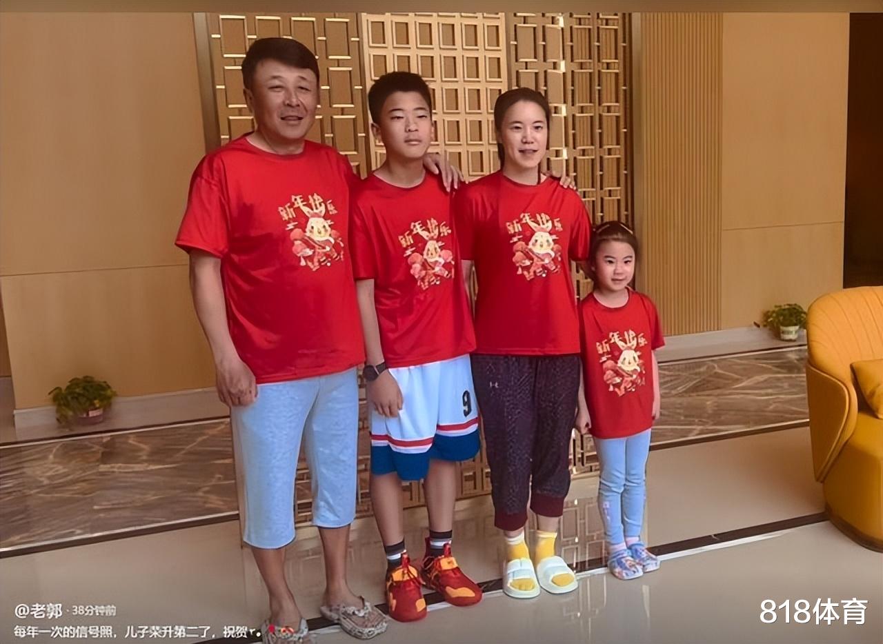 王楠|教养! 王楠和巨富老公初一给儿女发800元红包, 郭麒笑笑行跪拜大礼