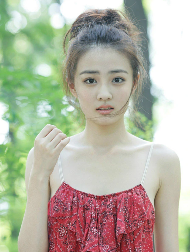 徐璐|90后女星徐璐，十三岁出道备受大导演照顾，好家世让她不怕不火