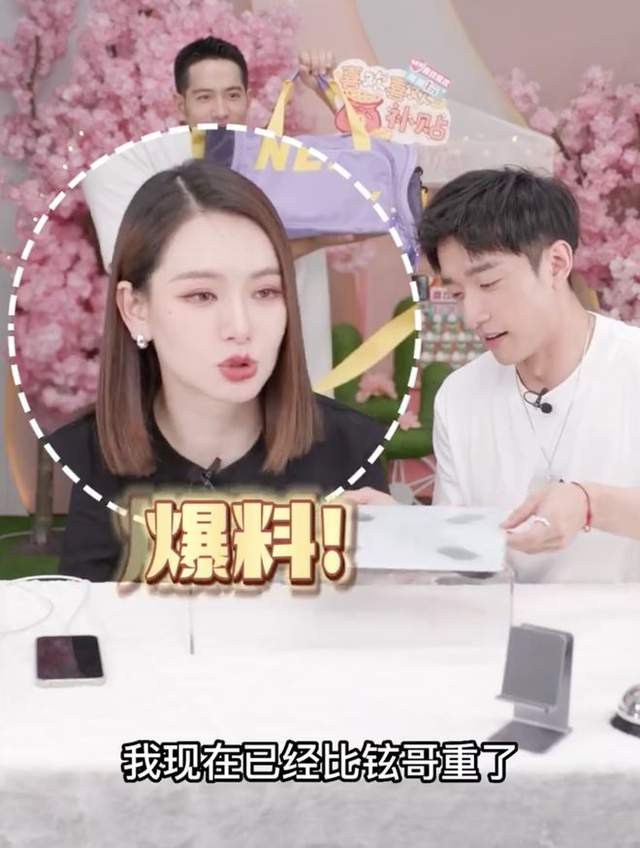 戚薇|戚薇怀二胎后首次被拍！带女儿聚会孕肚抢眼，动作小心奶茶不离手