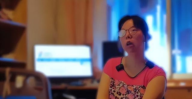 30岁女博士因病瘫痪,被丈夫抛弃后,靠一根手指逆风翻盘!