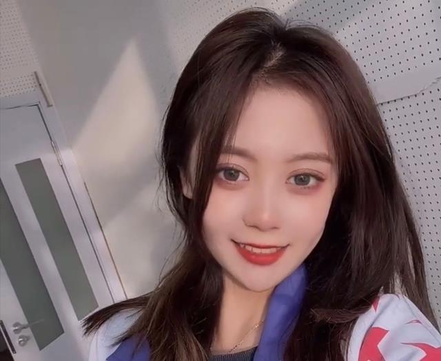 唐鉴军|演员唐鉴军参加饭局，酒后兴致高昂一展歌喉，旁边的美女引发热议