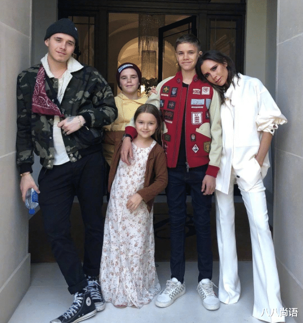 维多利亚·贝克汉姆|贝嫂“俩婆婆”出席长孙婚礼，继婆婆花枝招展，亲婆婆端庄又大气