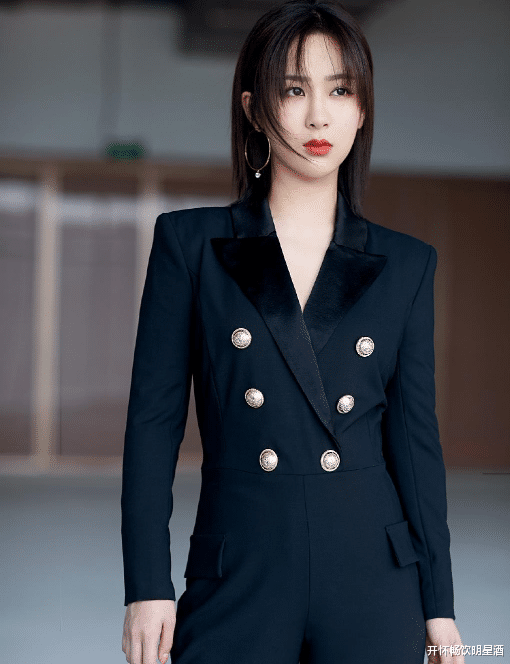 杨紫|杨紫穿深蓝色连体西服大秀制服魅力，看着让人心动十分！