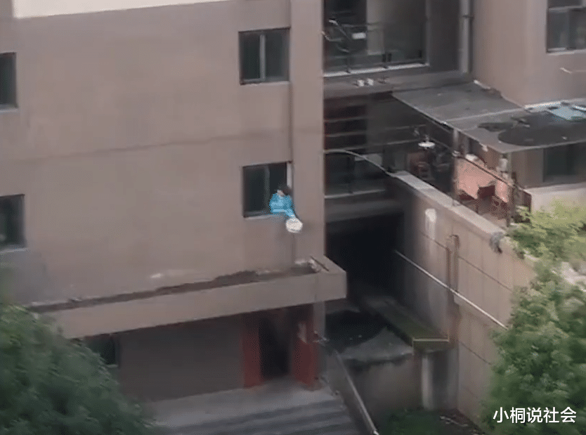 湖北一女子早6点在小区敲盆惹众怒,真相让人无奈:邻居高空抛物