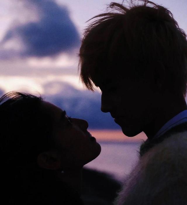 李峋|《点燃我温暖你》中,公主踏入荒草园,从此孤单的国王有了长明灯