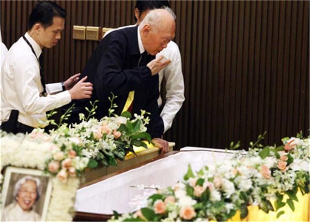 从同学到夫妻,他们偷偷结婚相伴63年,葬礼上李光耀两次吻别爱妻