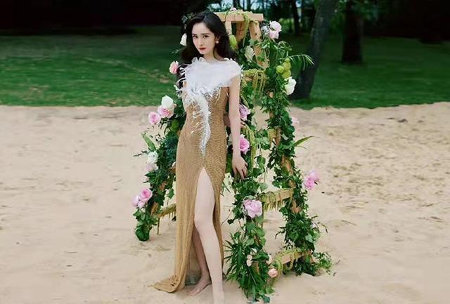 杨幂|杨幂的“沙地大片”火了，穿拼色长裙优雅大气，光脚出镜惹争议