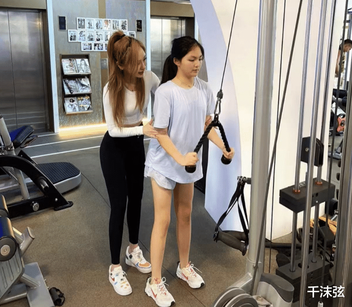 王诗龄|王诗龄成功减重58斤!变成瓜子脸、小细腿,被赞最美“星二代”