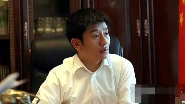 东北巨骗陨落史：演过《刘老根》，花百万买手机号，最终锒铛入狱