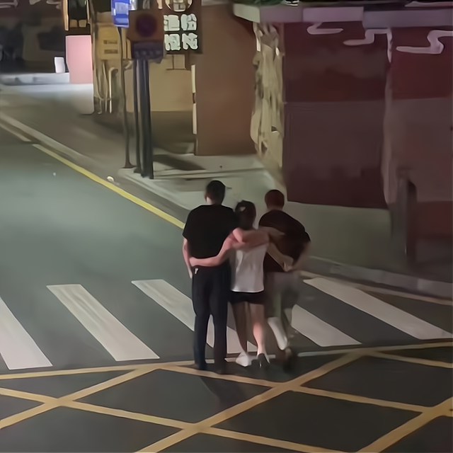 男朋友和父亲喝醉酒,女子搀扶两人回家,承担了不该承担的重量