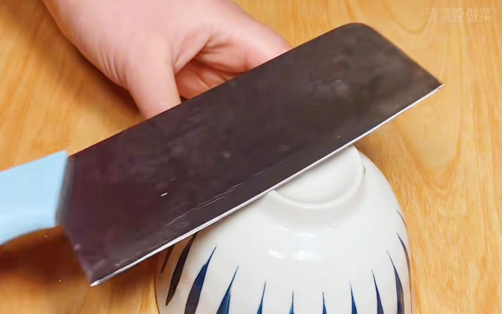 1瓶白醋抹在菜刀上，作用厉害了，解决了家家户户的困扰，快试试