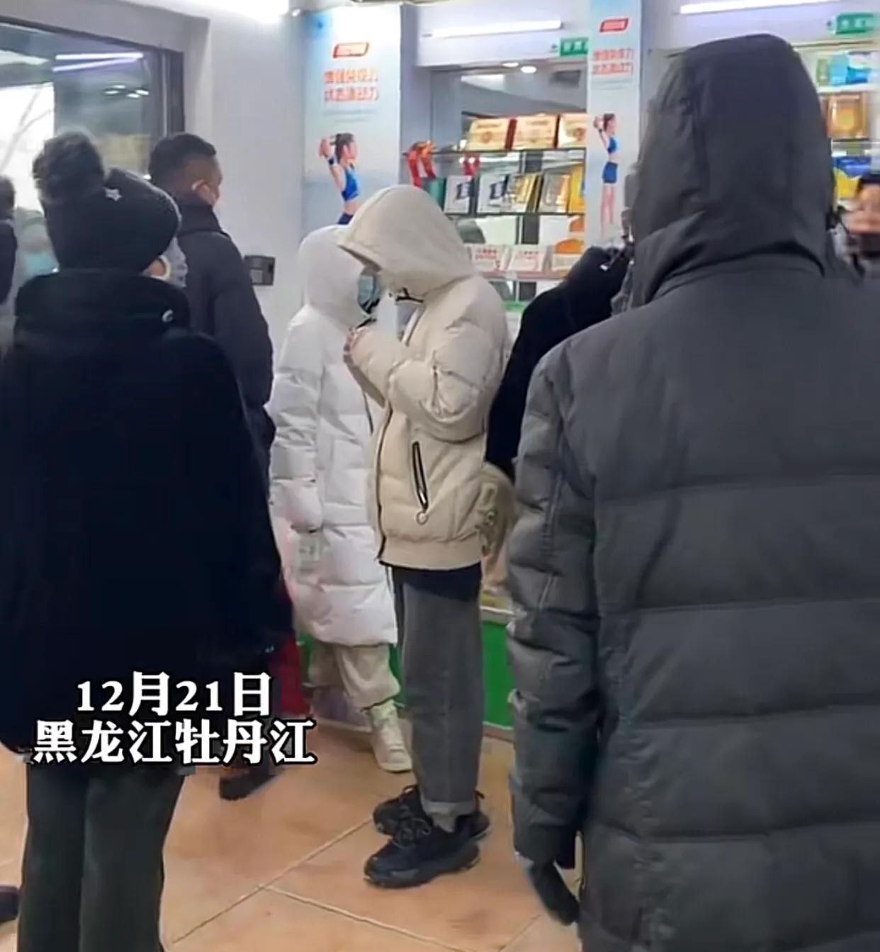 药店免费发退烧药被抢老板怒斥看客,场面如1942,有本事才当好人