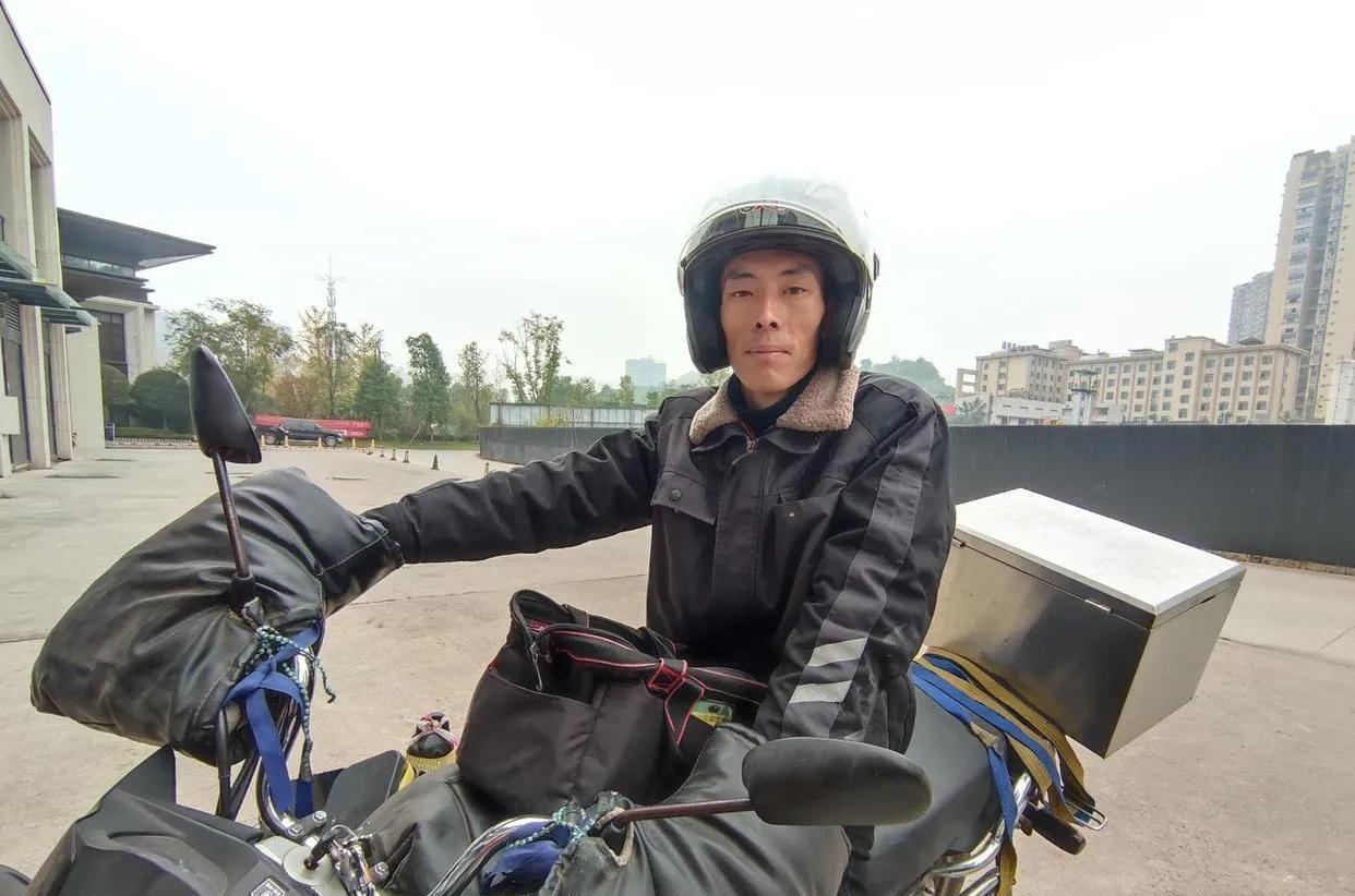 2020年,90后小哥徒手爬6楼救小女孩,老板知情后奖励1套60万房子