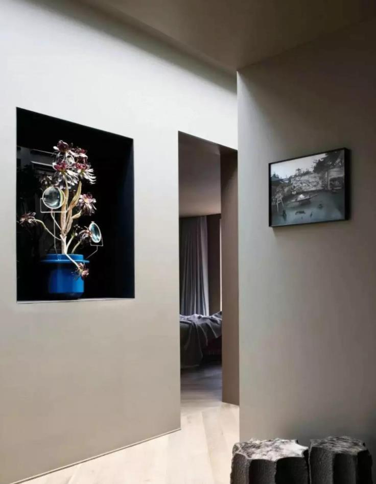 晒晒井柏然住的豪宅，室内几乎没什么装修，墙面还是水泥状态