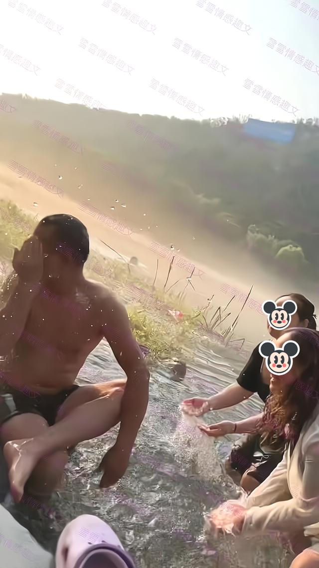 两女子朝一男子身上泼水,男子后悔:以后再也不跟你们一起游泳了