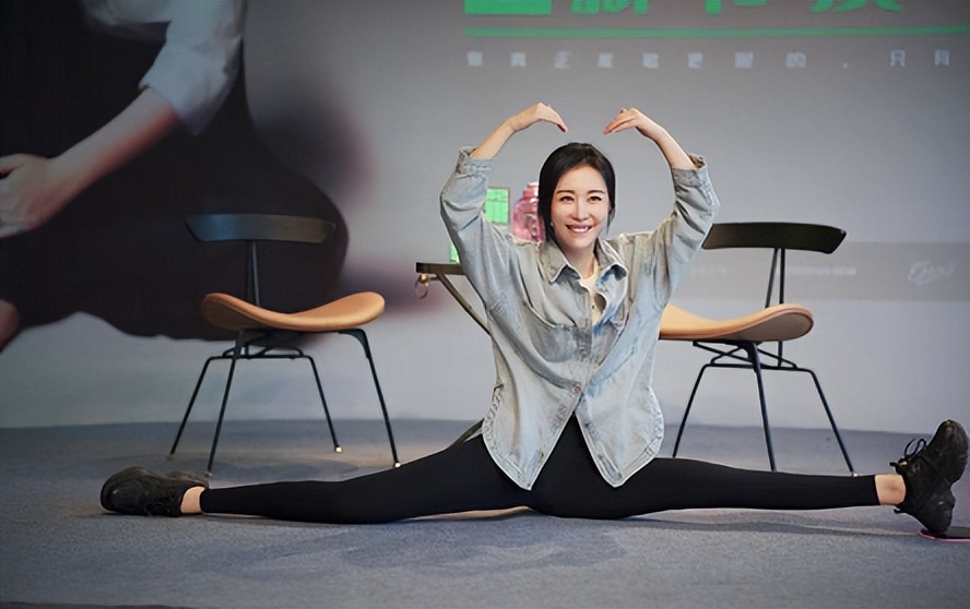 田朴珺|“王的女人”田朴珺光脚受访,跷二郎腿气场强大,念日语十分流利