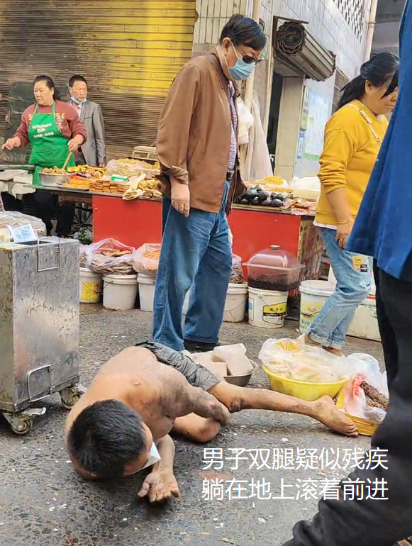 男子躺地滚着行走，赤膊乞讨令人心酸，知情人：他靠乞讨年入百万！
