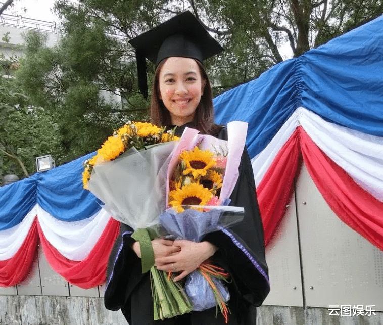 朱千雪|港姐朱千雪转行当律师，穿职业装现身法院显知性，身旁站满西装男