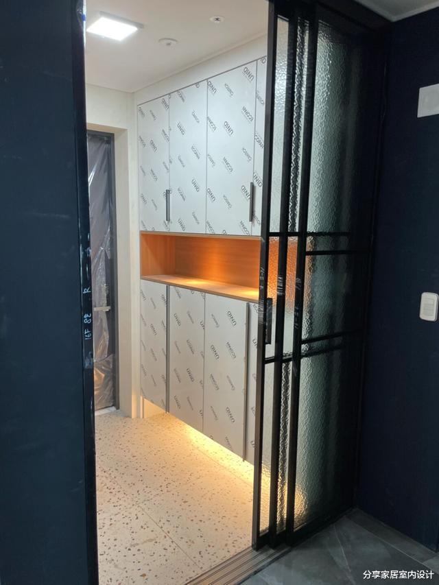 看她家精装房,还没布置家具就很漂亮,无主灯的设计特别抢眼!