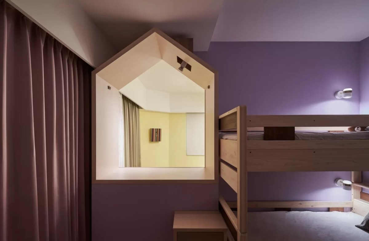 好机智!两个房间中间凿个洞做“室内窗”,多个挂衣区又趣味十足