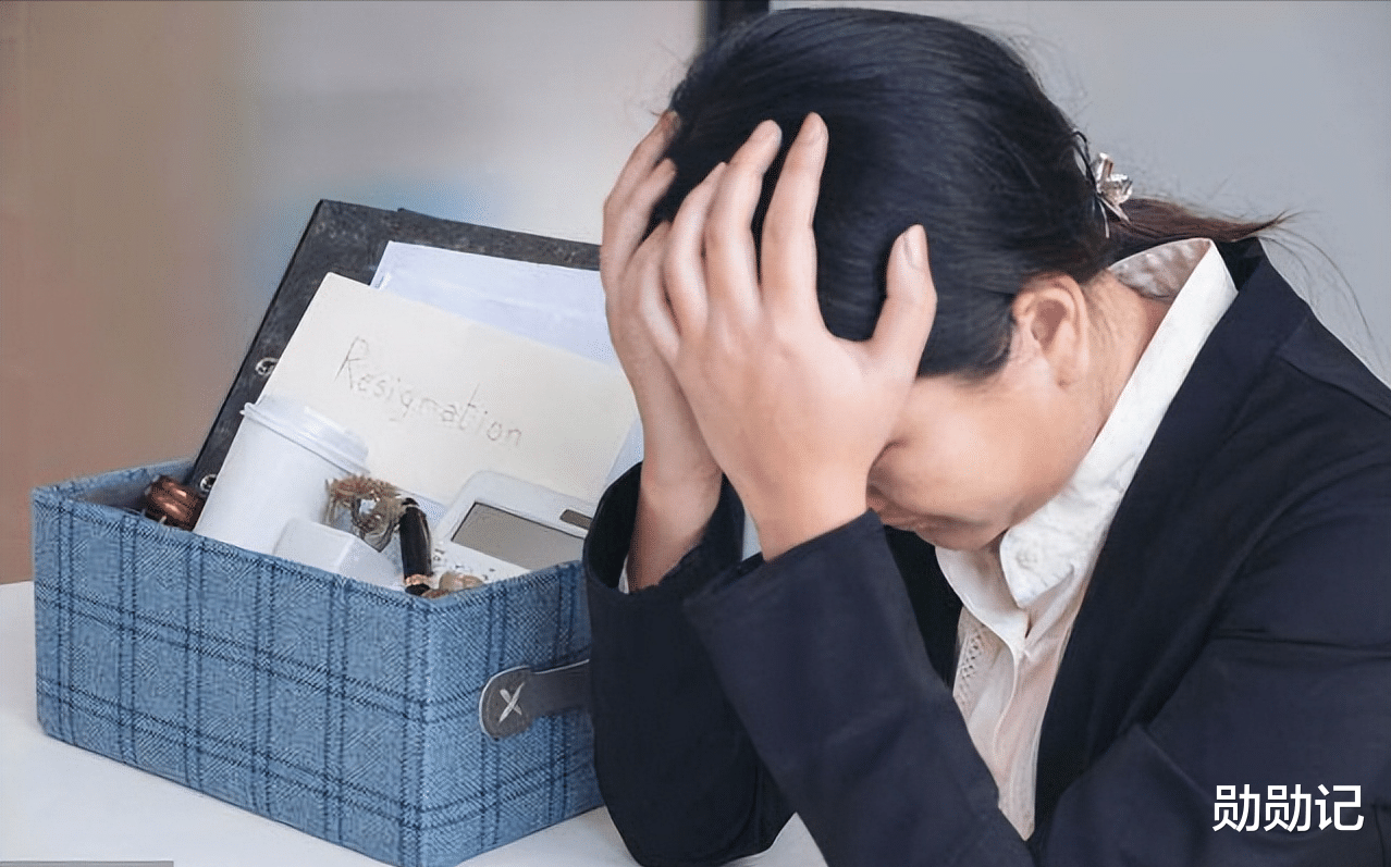 案例回顾:80后老板拍下五旬大姐私密照,威胁其开房,事后大姐泪崩