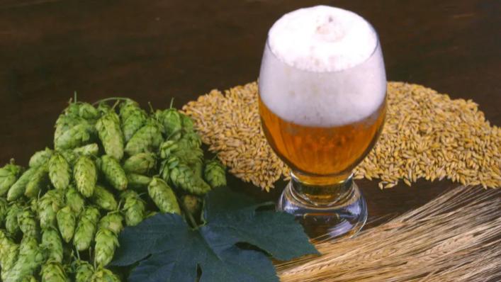 广东深圳，一名男子在网上购买了52件六听装进口果味儿啤酒