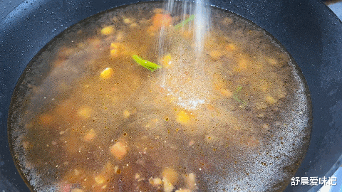 天冷了来一碗热气腾腾的海鲜菇鸡蛋汤，汤浓料足，喝了暖心又暖胃
