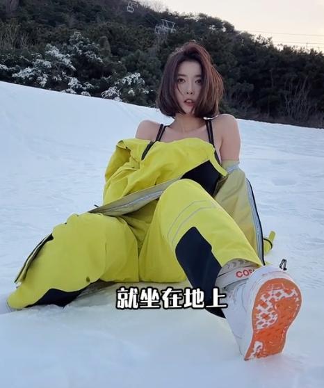 |网红聂小雨穿古装拍照，两朵大红牡丹做装饰，网友：好像媒婆