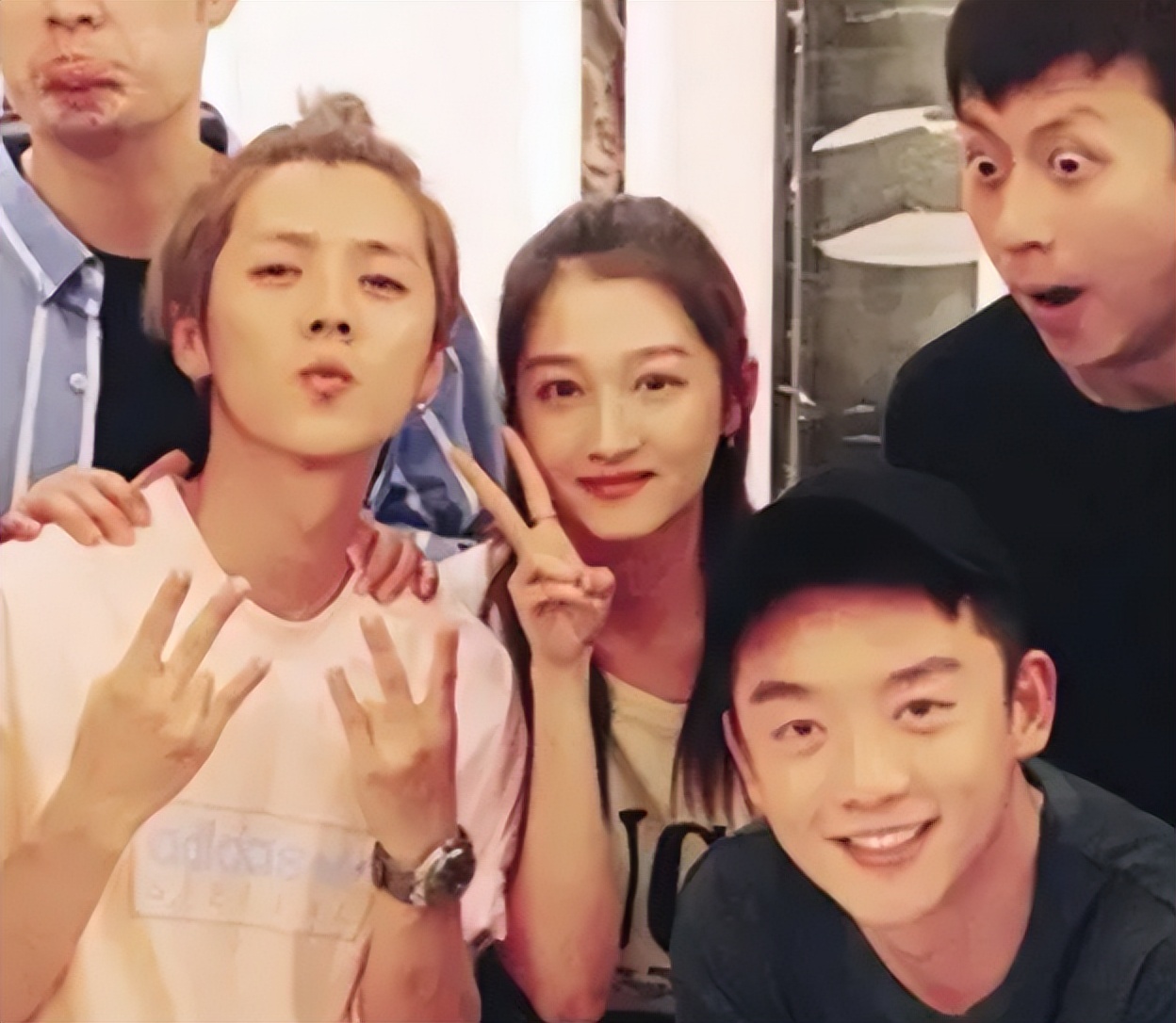 关晓彤|鹿晗送关晓彤一堆礼物！6位助理帮忙搬上车，巨大鲜花引路人围观