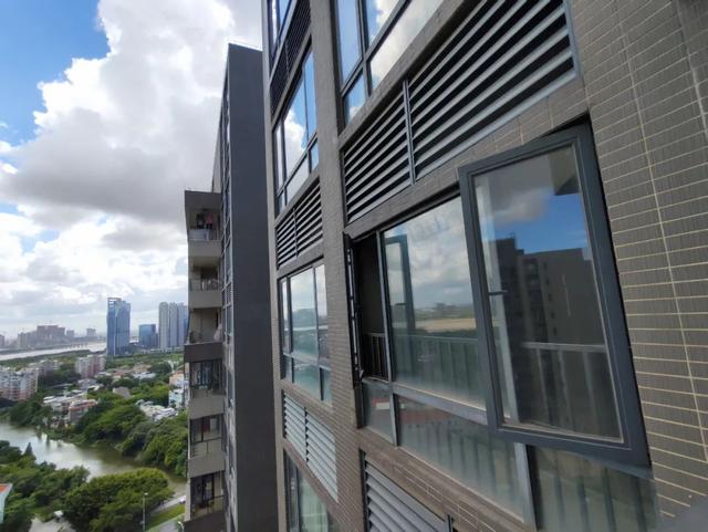 飘窗堆得乱成一片?按这样设计收纳,飘窗实用又好看