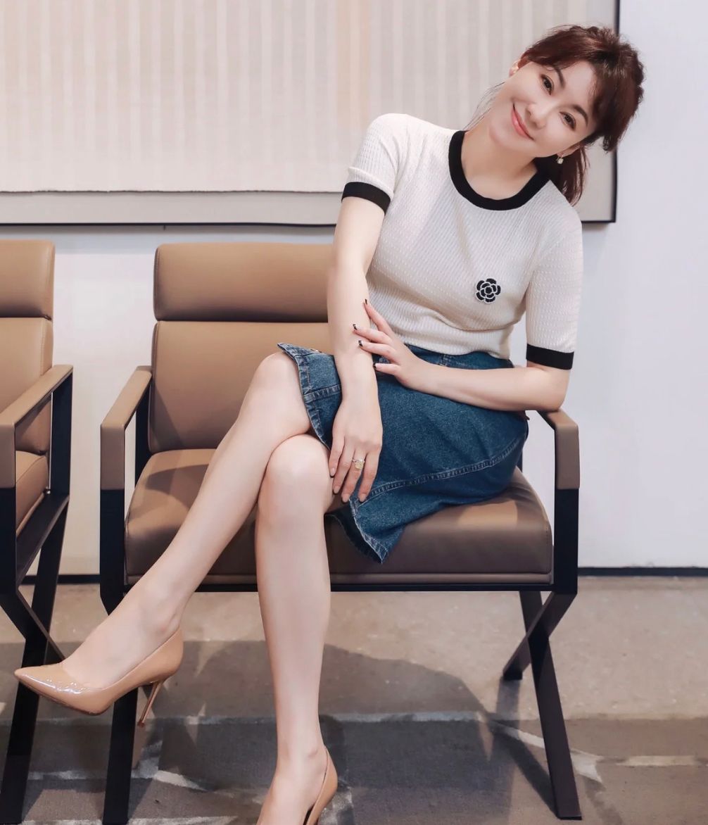 素菜 中年女人“显老”3大原因：衣太宽，发太卷，妆太浓，姐姐变阿姨