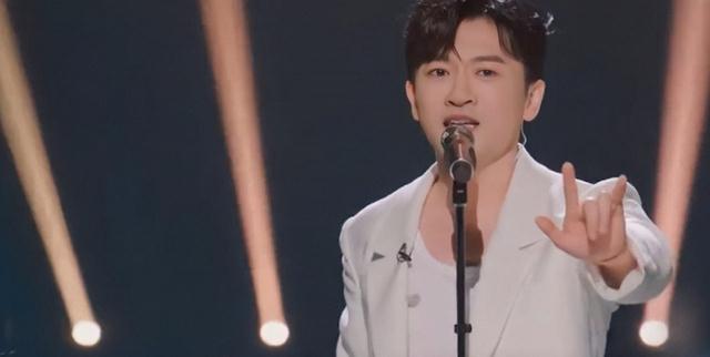 吴京|《披荆2》乖乖虎苏有朋唱《爱》，引发全场大合唱，网友：回忆杀