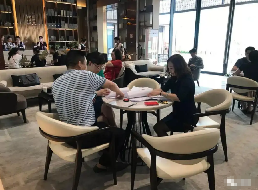 求职|中年人失业后处境有多难？和应届生抢基础岗位，进厂还被卡年龄