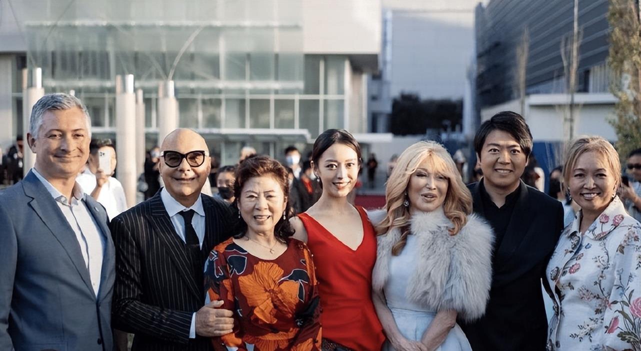 吉娜·爱丽丝|郎朗在海外高调大办演奏会！特邀郎平现身，大合照吉娜却抢风头