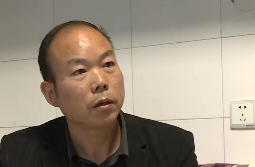 大叔谎称单身带舞伴回家同居,不料舞伴赖着不走,还索要10万赔偿