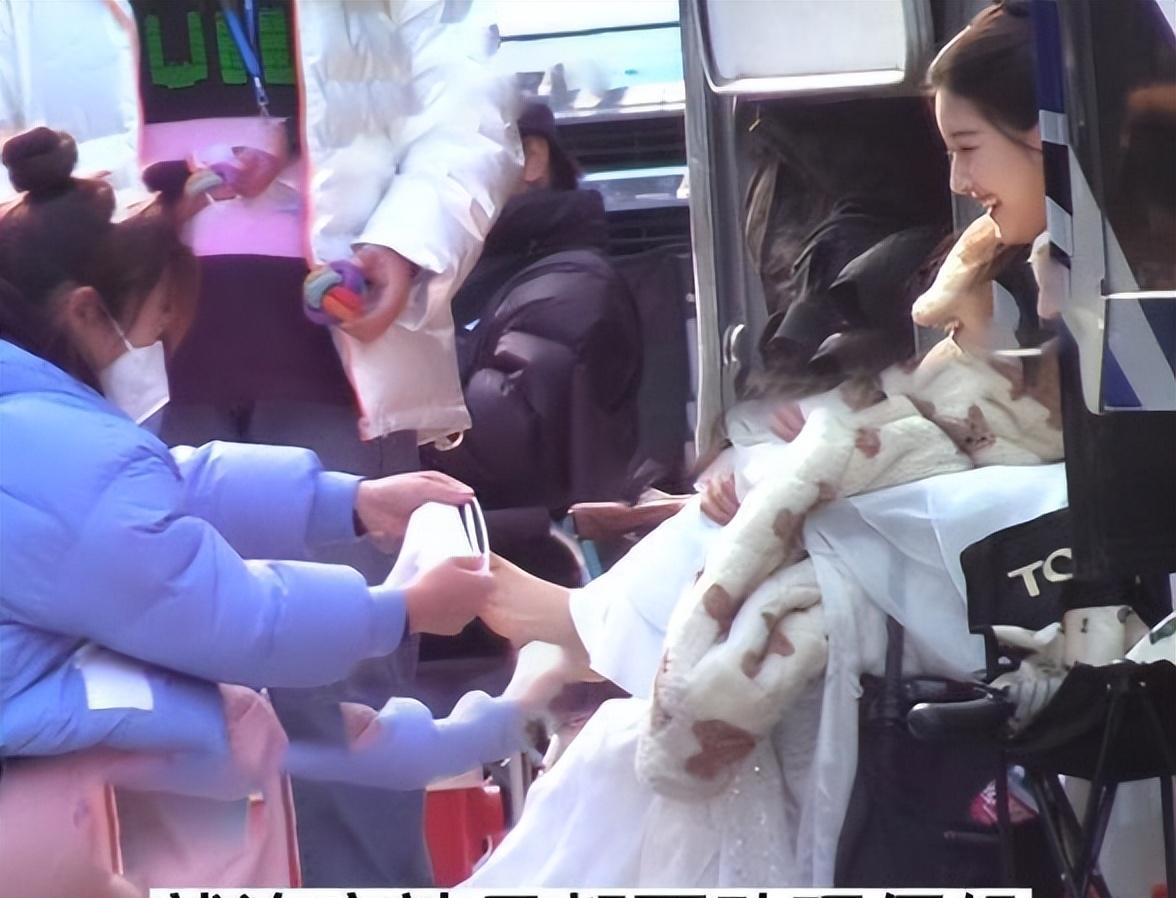 赵露思|赵露思被曝耍大牌？让助理伺候脱鞋穿袜子，秦岚章子怡也受牵连