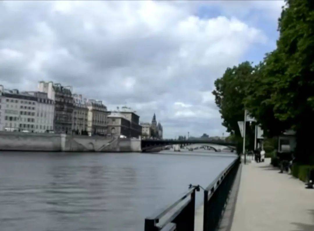 张曼玉|张曼玉连更3条动态,穿黑丝吊带裙秀好身材,她也要开始直播带货了?