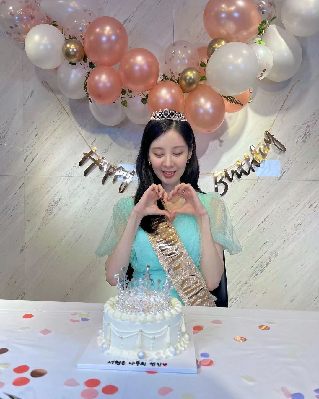 徐玄|少女时代忙内徐贤，晒31岁生日派对美照，优雅公主气质，纯真美貌