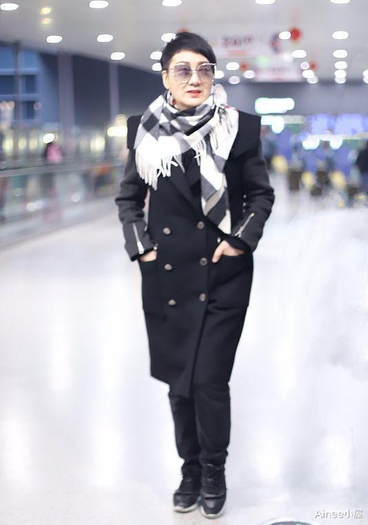 大衣 张凯丽打扮成气质女人，垫肩大衣配格纹围巾，短发清爽挺有精神