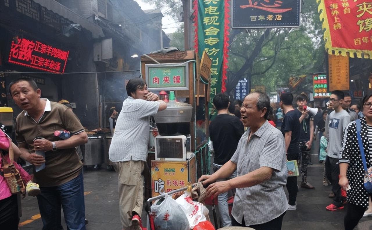 江苏男子被嘲“丧尸”,老婆也跑了,他靠卖烤红薯走红全网