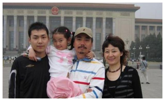 范明|范明：闪婚娶大6岁离异女富豪，视继子如己出，今继子成国家骄傲