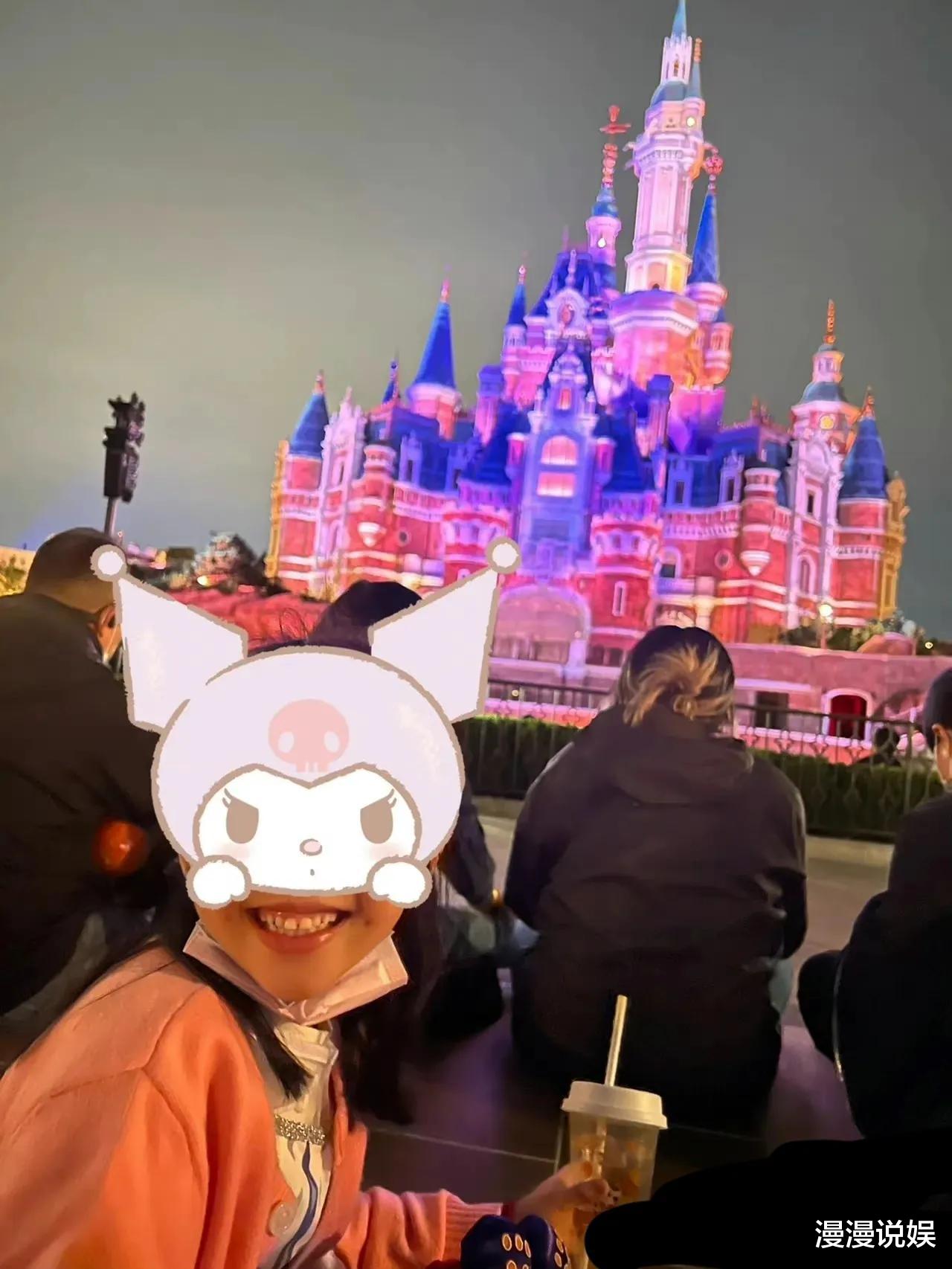 伊能静|伊能静国庆节带女儿游玩迪士尼，小米粒单凭一张照片就知道家教好