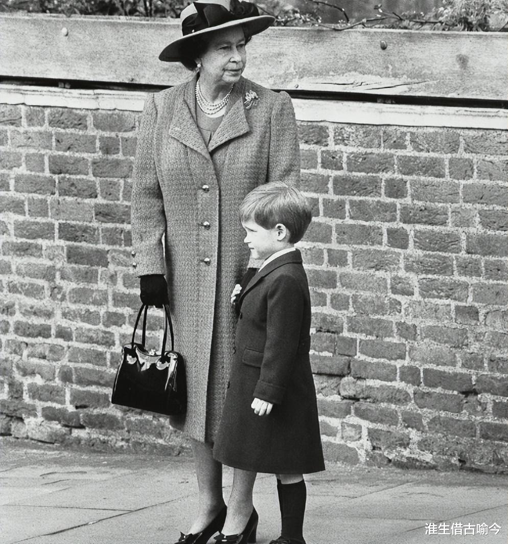 |祖孙情：1995年11岁的哈里为祖母女王撑伞，25年后他给梅根打伞