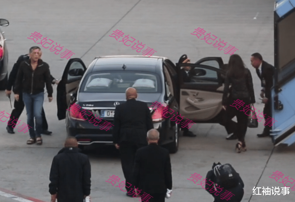 苏提达|44岁苏提达恃宠而骄，大摇大摆走在泰王前面，长发飘飘成功抢镜