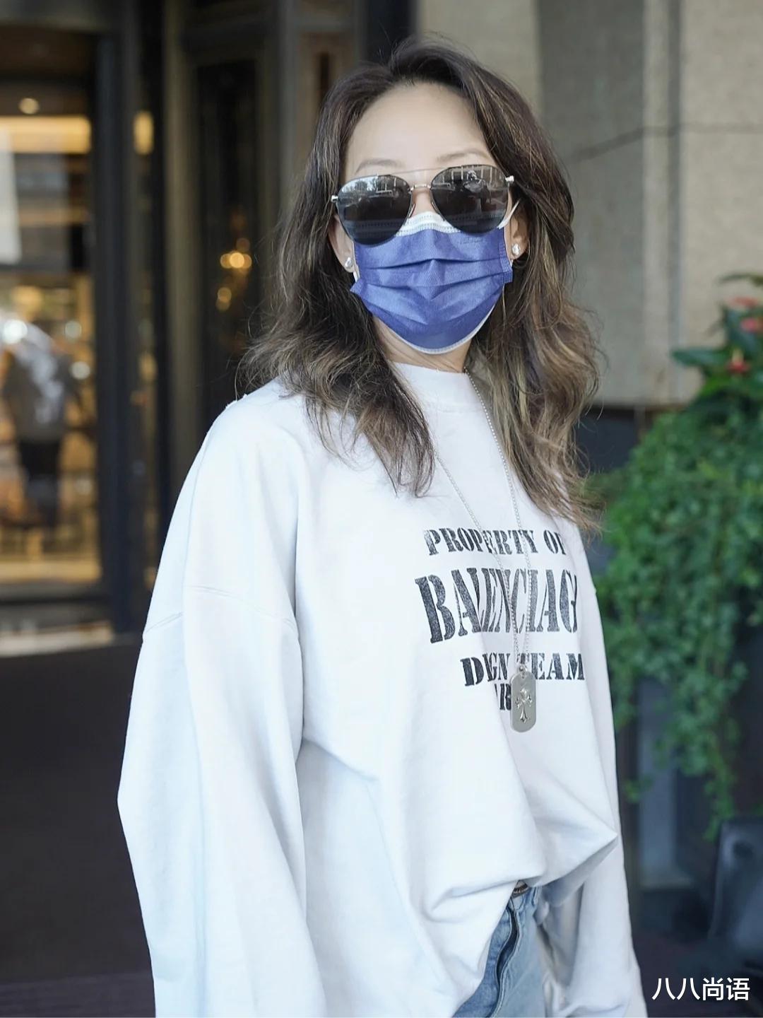 李玟|李玟被偶遇，并透露会有新歌发布，还让粉丝摸身上肌肉超接地气