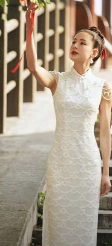 李若彤|55岁李若彤穿包臀抹胸连衣裙被曝光！露精致锁骨，网友：不老女神