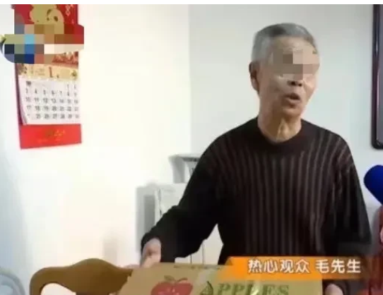 天津,大爷去批发市场买了一箱30斤的苹果,花了105元。但他万万没想到,纸箱居然藏着玄机!