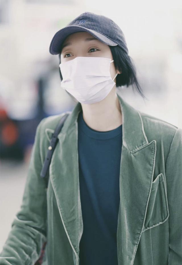 周迅|周迅越来越在乎形象啦!穿绿外套显年轻范,恋爱后笑容甜美似小花