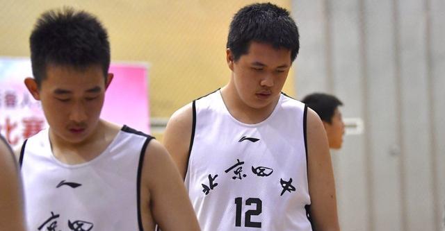 王治郅|腚大腰肥！名宿王治郅儿子年满18岁，天赋出众，260斤体重成隐患